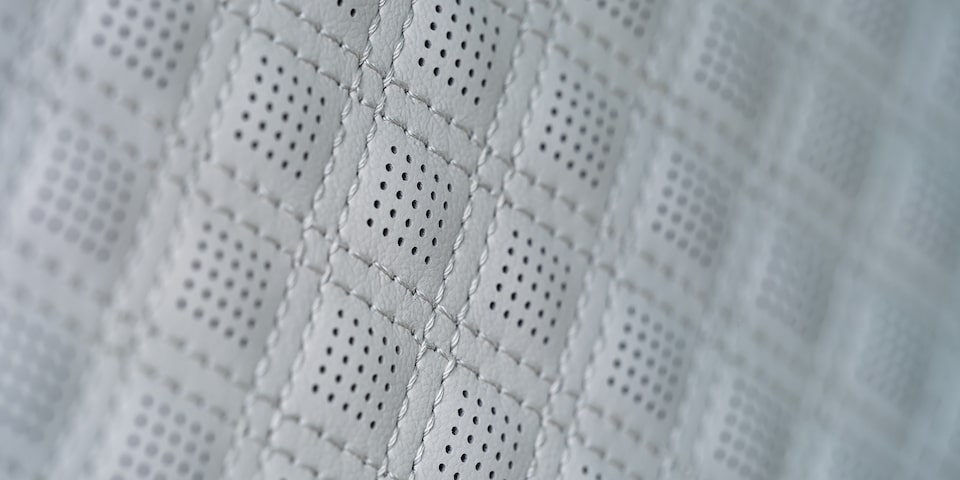 Detalles de piel premium al interior de tu GMC Acadia 2026, SUV de 3 filas