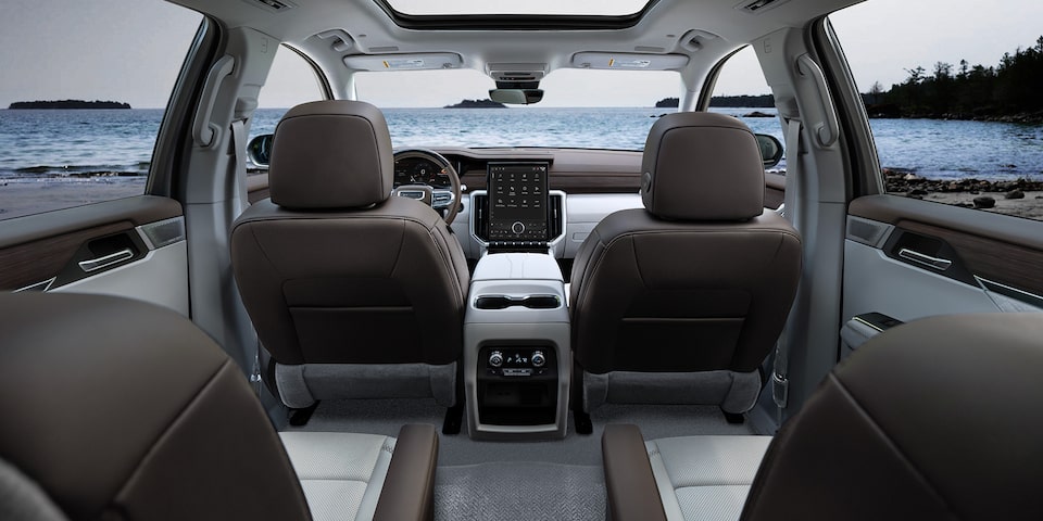 Primera y segunda fila de asientos den GMC Acadia 2026