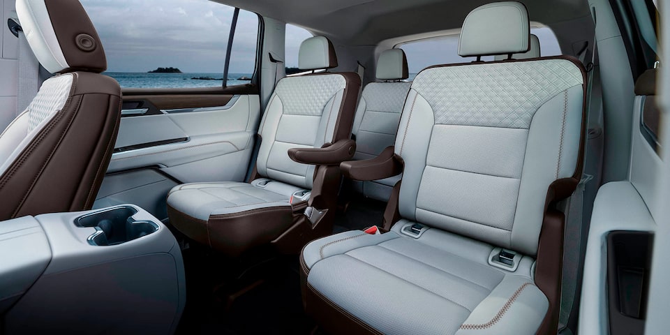 Asientos premium y amplio espacio de GMC Acadia 2026, SUV de 7 pasajeros