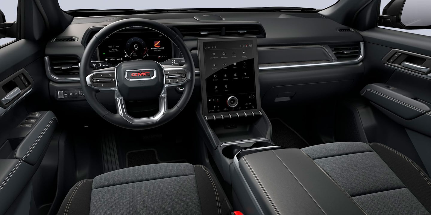 Interior de GMC Terrain 2026 con volante, pantalla central y cabina premium