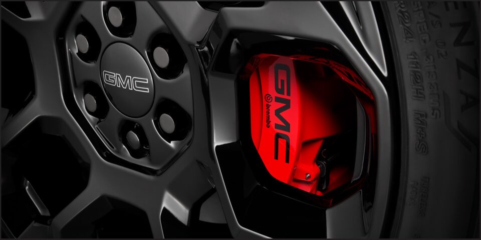 Sistema de frenos delanteros Brembo en color rojo con logo GMC para tu Yukon 2026