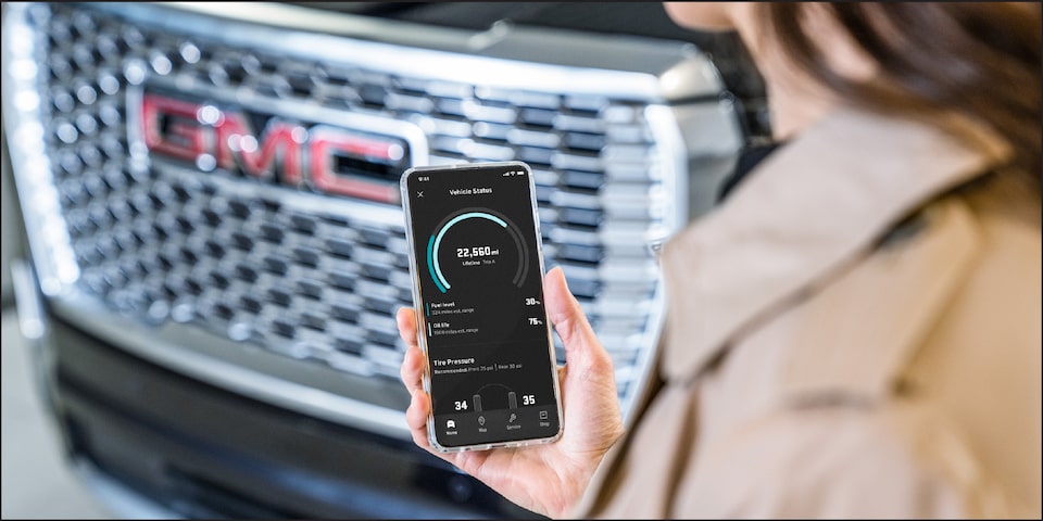 Con la aplicación móvil MyGMC® recibe diagnósticos en tiempo real, realiza comandos remotos, localiza tu vehículo desde la app y mucho más