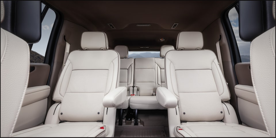 Amplitud y confort en el interior de GMC Yukon 2026, hasta para 7 pasajeros.