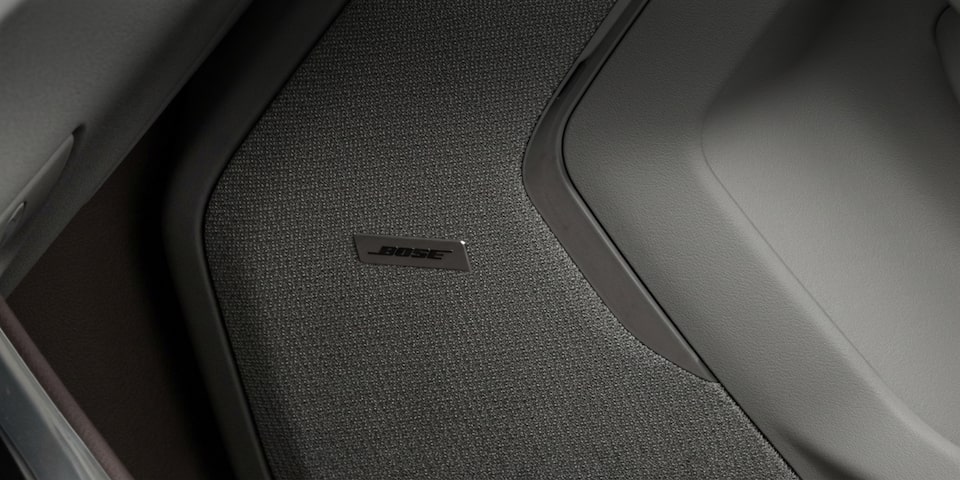 Sistema de audio Bose en el interior de GMC Yukon 2026