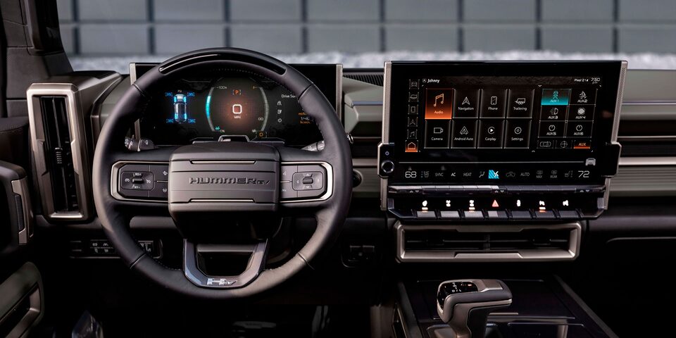 Sistema de entretenimiento GMC premium de 13.4" equipado dentro de la nueva GMC Hummer EV pickup