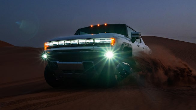 Luces LED Intellibeam equipadas en la nueva GMC Hummer EV en su versión pickup
