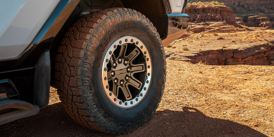 Nueva GMC Hummer EV, SUV eléctrica con rines de aluminio de 22"
