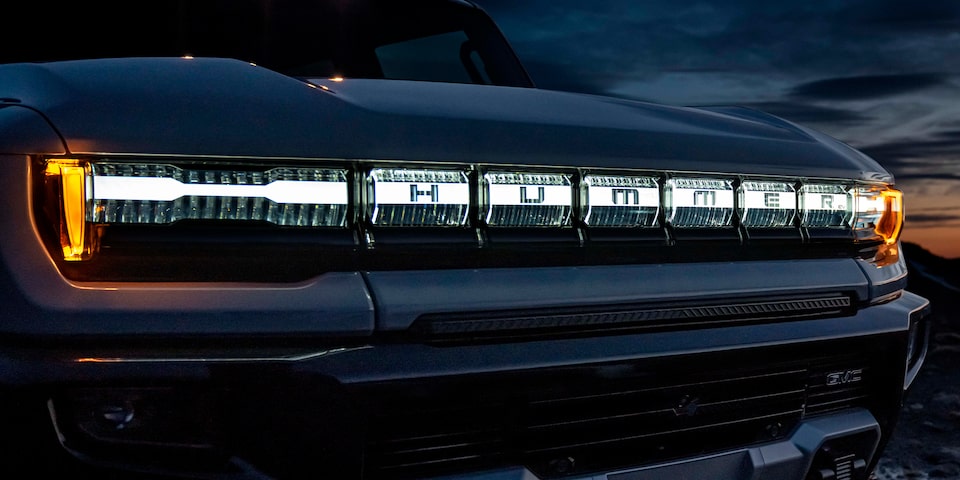 Luces LED Intellibeam equipadas en la nueva GMC Hummer EV en su versión pickup
