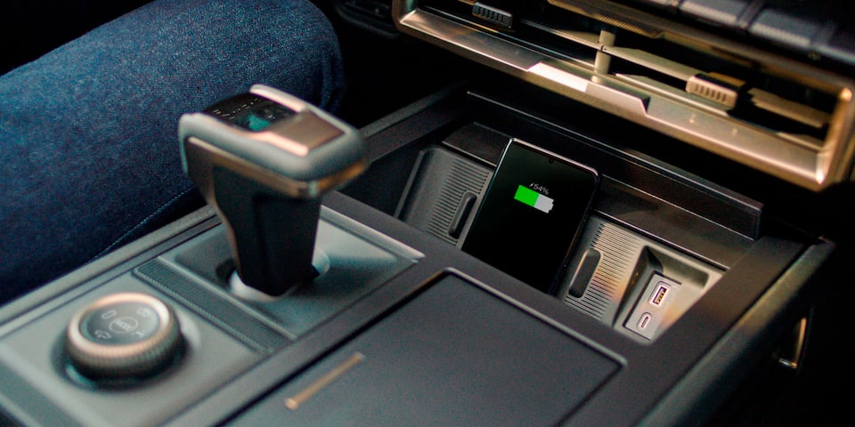 Nueva GMC Hummer EV pickup equipada con cargador inalámbrico para smartphones