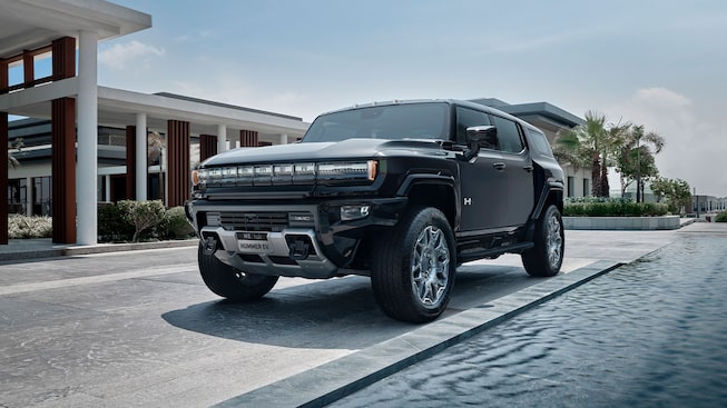 Icónica parrilla con iluminación de la nueva GMC Hummer EV SUV