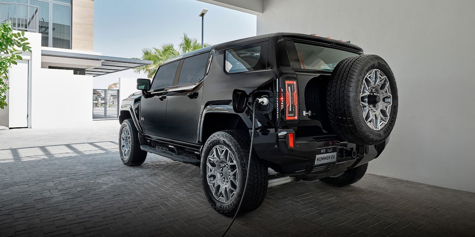 La nueva GMC Hummer EV cuenta con la plataforma Ultium, batería con 20 módulos con hasta 30 kw y autonomía estimada de 160 km en 12 minutos