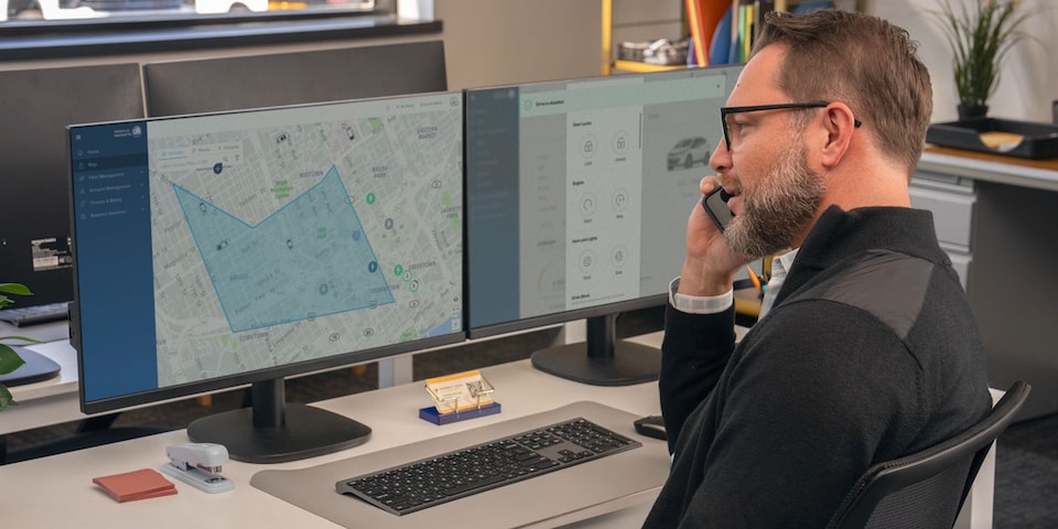 Paquete Protect Plus de OnStar para GMC con asesores disponibles para emergencias y asistencia en el camino.