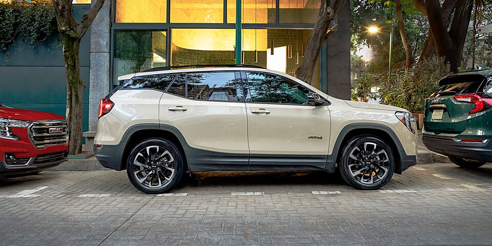 Adquiere tu SUV  Terrain de la familia GMC en este SUV season