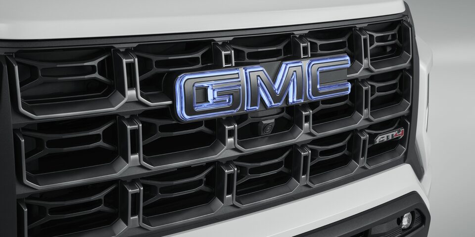 Imponente emblema iluminado en negro para tu nueva GMC Canyon 2023, pickup mediana de lujo