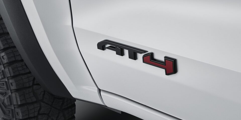 Emblema Canyon AT4 en negro para personalizar tu pickup mediana de lujo GMC