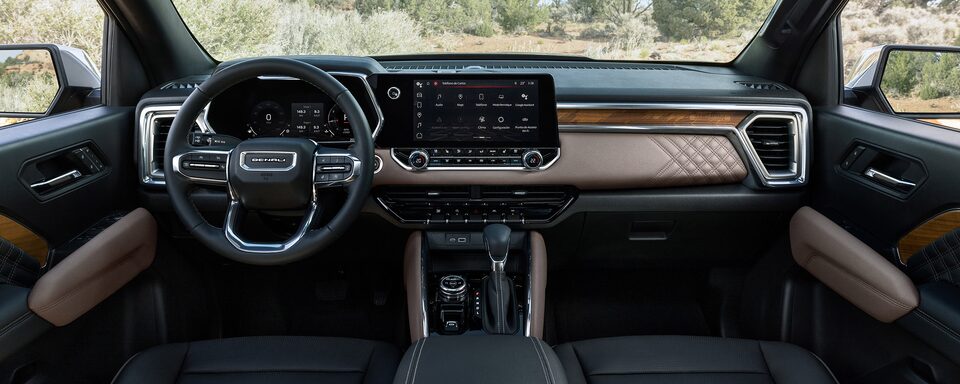Lujoso interior de la nueva GMC Canyon 2023 con detalles premium y máxima tecnología en conectividad