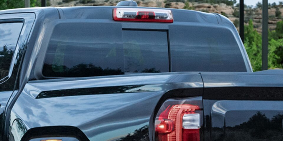 Luz de frenado trasera y cristales con tintado profundo en tu pickup mediana de lujo, GMC Canyon 2023