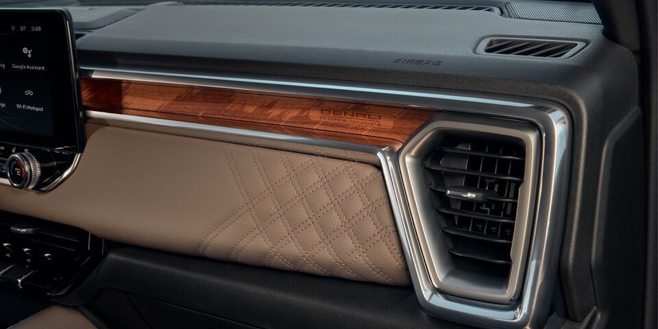 Interiores de lujo con detalles en piel en tu nueva GMC Canyon 2023, pickup mediana