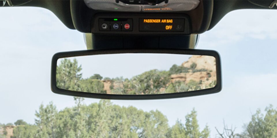 Espejo retrovisor electrocrómico en equipado en tu nueva GMC Canyon 2023, pickup mediana de lujo. Además siempre estarás conectado y protegido con 12 meses de OnStar