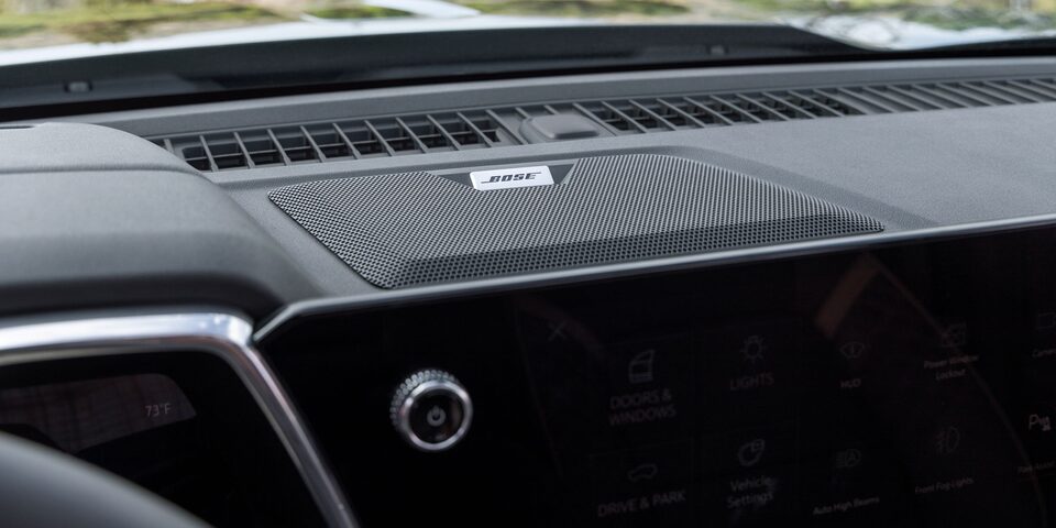 Pantalla de info-entretenimiento de 11 pulgadas y sistema de audio con bocinas Bose