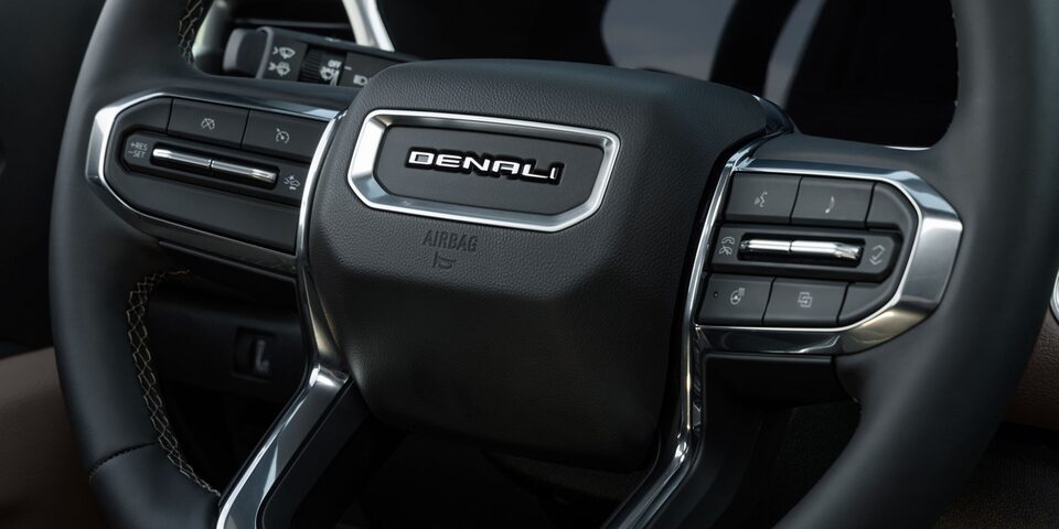 Volante sintético, con 4 botones para control de audio, redondo y deportivo en tu nueva GMC Canyon 2023
