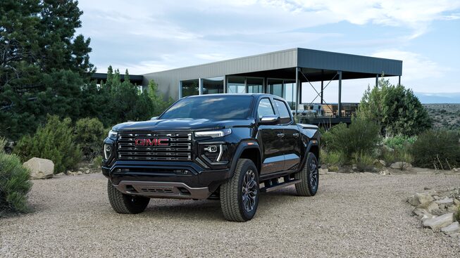 Imponente diseño exterior de la nueva GMC Canyon 2023, pickup mediana de lujo para viajar con estilo en cualquier camino o terreno