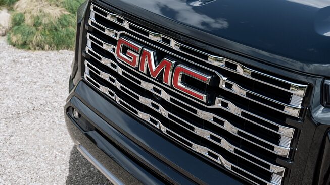 Parrilla y emblema GMC en tu nueva Canyon 2023, pickup mediana de lujo
