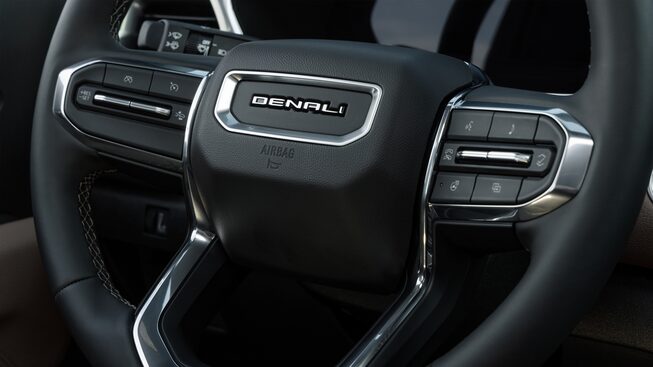 Volante sintético, con 4 botones para control de audio, redondo y deportivo en tu nueva GMC Canyon 2023