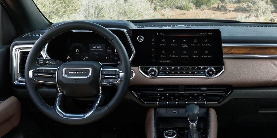 Viaja a la aventura con el máximo lujo. Conoce los elegantes detalles premium al interior de tu nueva GMC Canyon 2023 como su pantalla de infoentretenimiento de 11.3 pulgadas, clúster de información de 11 pulgadas y más