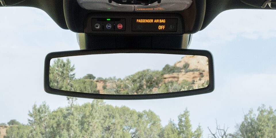 Espejo retrovisor electrocrómico en equipado en tu nueva GMC Canyon 2023, pickup mediana de lujo. Además siempre estarás conectado y protegido con 12 meses de OnStar