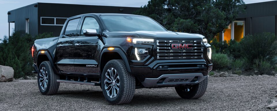  GMC Canyon 2024, pickup mediana con motor de 2.7 litros equipada con tecnología de punta y diseño interior vanguardista.