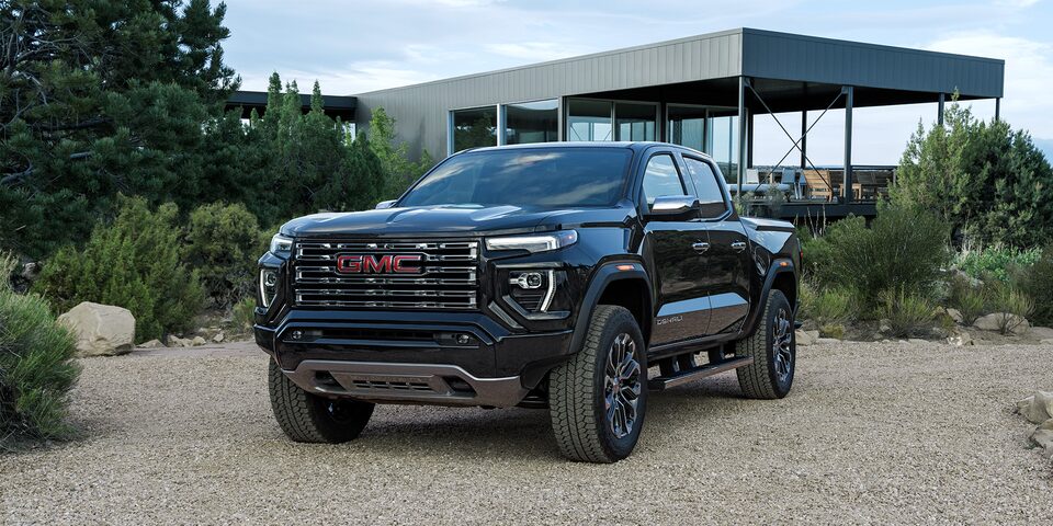 Imponente pickup mediana , GMC Canyon 2024, con faros LED.