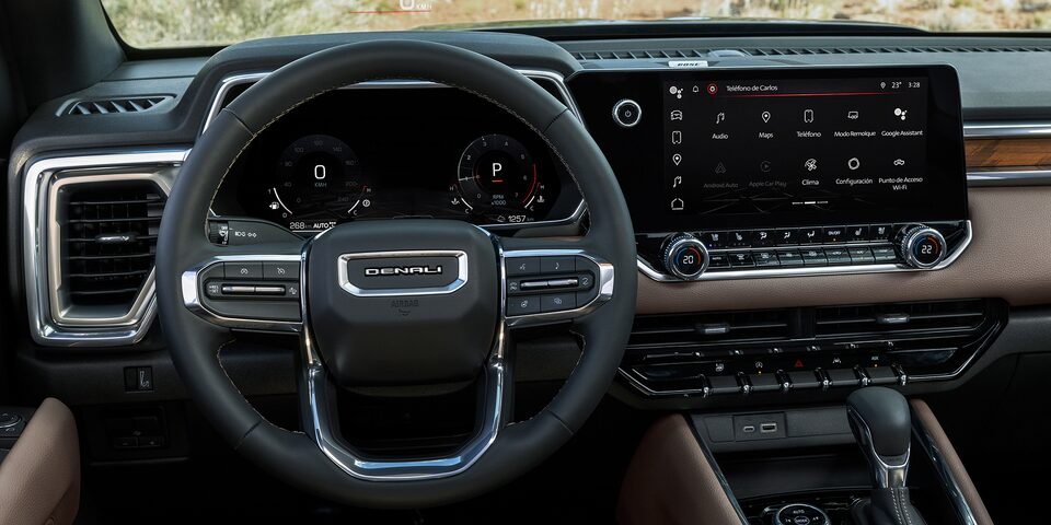 Elegantes detalles premium al interior de tu GMC Canyon 2024, pantalla de infoentretenimiento, clúster de información y más dentro de tu pickup mediana