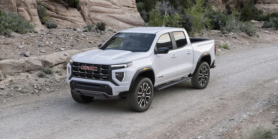 Suspensión ultra amplia, elevada en 2 pulgadas para enfrentar cualquier obstáculo a bordo de tu GMC Canyon 2024 pickup mediana