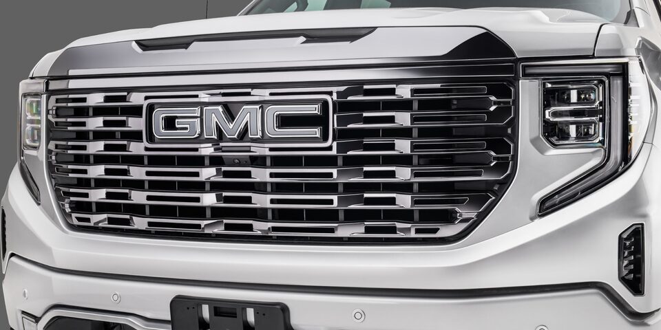 Emblema delantero GMC Sierra 2024 pickup 4x4