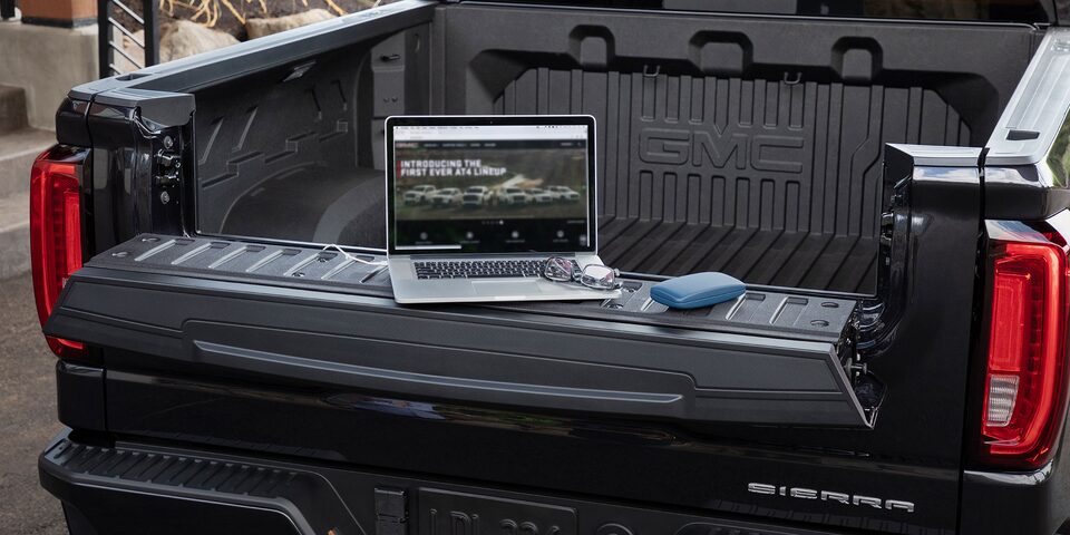GMC Sierra 2024, pickup 4x4 equipada con sistema multipro tailgate