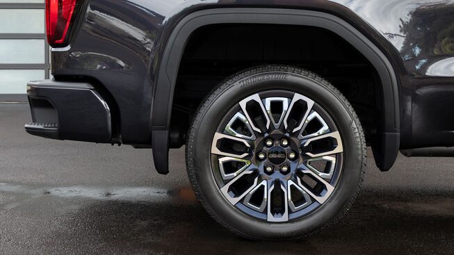 Pickup 4x4 GMC Sierra 2024 con rines de aluminio