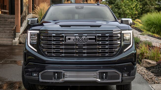 GMC Sierra 2024, pickup 4x4 equipada con caja de carga con spray on bedliner