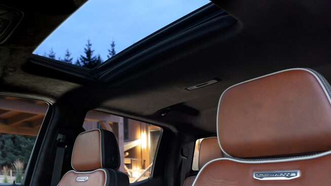 GMC Sierra 2024, pickup 4x4 con interior de piel premium en las versiones AT4, Denali y Ultimate