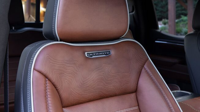 Asiento forrado en piel premium de tu GMC Sierra 2024, pickup 4x4