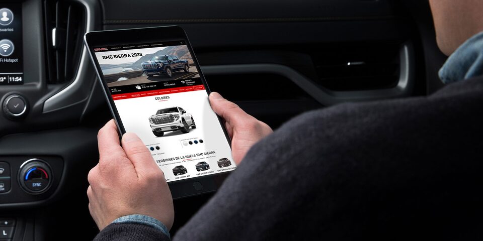 GMC Sierra 2024, pickup 4x4 equipada con sistema OnStar 4G LTE