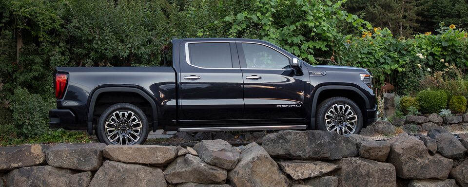 GMC Sierra 2024 equipada con rines en aluminio de 22 pulgadas. ¡Descubre las especificaciones de tu pickup 4x4!