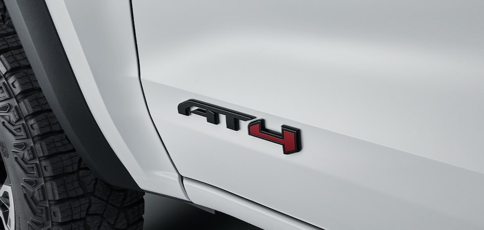 Emblema AT4 en negro para tu GMC Canyon 2025