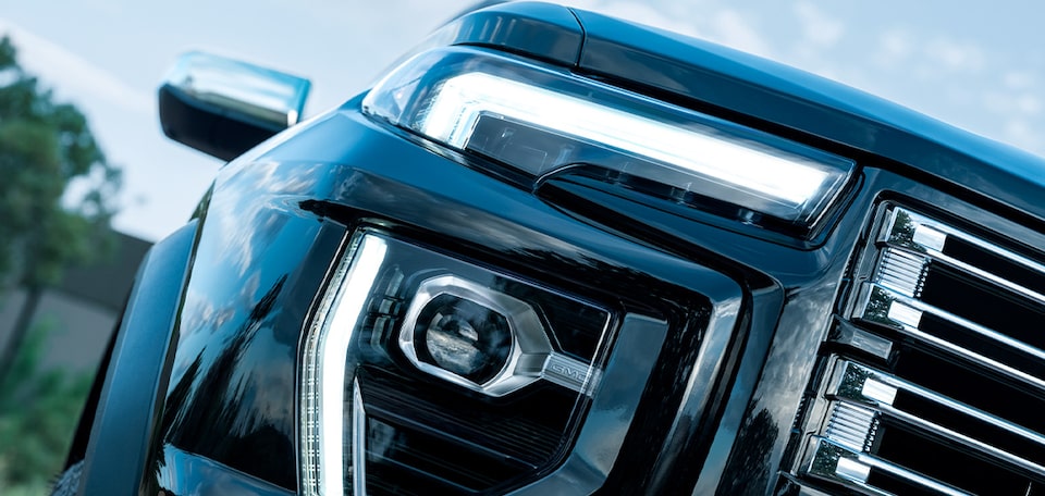 Faros LED y sistema IntelliBeam en tu GMC Canyon 2025, pickup mediana premium
