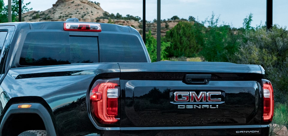  GMC Canyon 2025, pickup mediana equipada con un medallón trasero deslizable