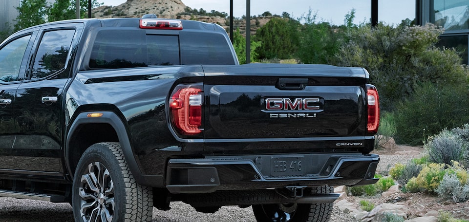 GMC Canyon 2025 pickup mediana con escalones auxiliares en las esquinas traseras