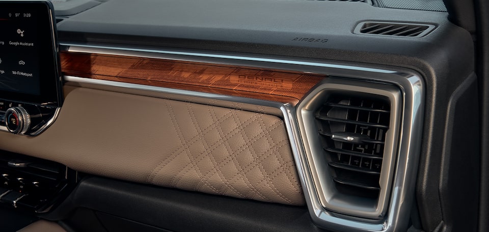 Acabados de madera e interior vanguardista en tu GMC Canyon 2025