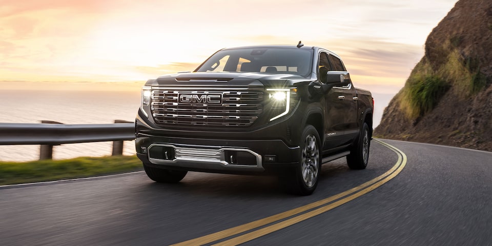 Lujosa pickup 4x4, GMC Sierra 2025, equipada con Continuous Damping Control