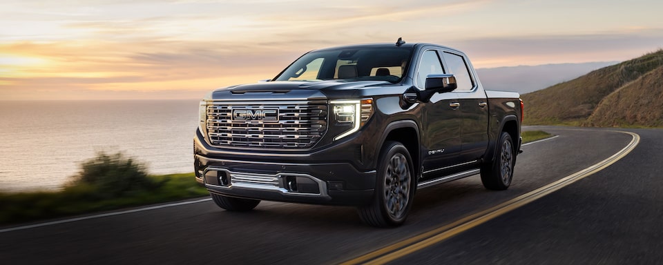 Imponente diseño exterior que distingue a  GMC Sierra 2025, pickup 4x4 de lujo