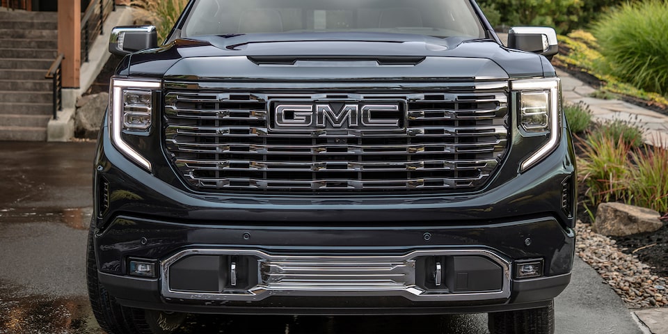Pickup 4x4 de lujo, GMC Sierra 2025, con faros de niebla